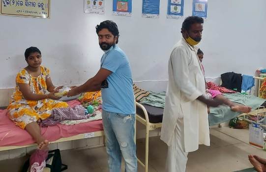 ରୋଗୀମାନଙ୍କୁ ଫଳ ବଣ୍ଟନ