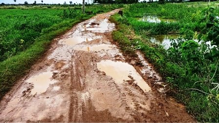 ଦୁଖଃ ଜଣାଇବେ କାହାକୁ :ଡିମିରିଆ-ଧାଇପୋଖରୀ ରାସ୍ତା ନିର୍ମାଣ ହେଉନି, ହିନସ୍ଥା ହେଉଛନ୍ତି ଗ୍ରାମବାସୀ