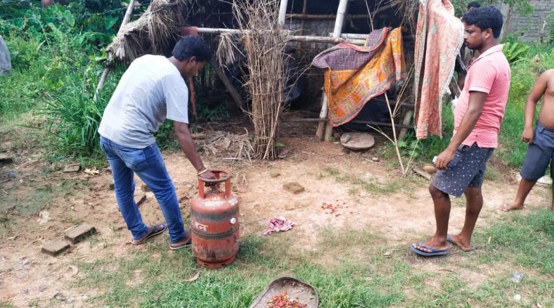 ଆଚ୍ଛା ସଙ୍ଗଠନ ପକ୍ଷରୁ ଅସହାୟ ବୃଦ୍ଧା ବିଧବା ମହିଳାଙ୍କୁ ସହଯୋଗ