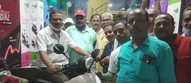 ବିଧାୟକଙ୍କ ଦ୍ବାରା କୋମାକି ଇ-ବାଇକ୍ ସୋରୁମ ଉଦଘାଟିତ