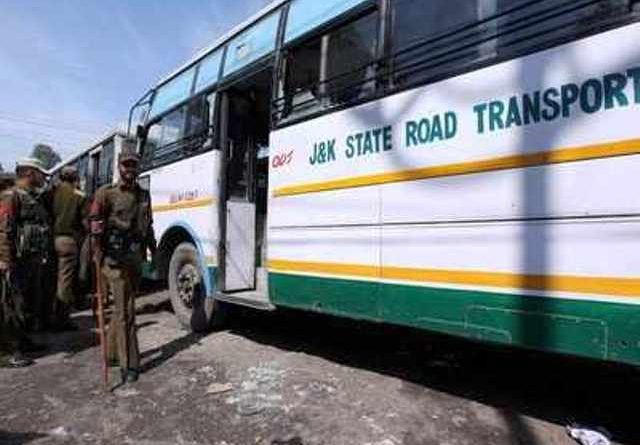 ପୁଲୱାମାରେ ପୋଲିସ୍ ଗାଡ଼ି ଉପରେ ଗ୍ରେନେଡ ମାଡ଼, ତିନି ଲୋକ ଆହତ