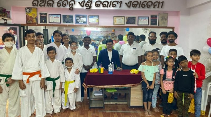 ରିଅଲି ଡେନ୍ସ ଏଣ୍ଡ କରାଟୀ ଏକାଡେମୀ ରେ ଗୁରୁ ଦିବସ