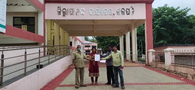 ଗ୍ରାହକ ଅଧିକାର ଓ ସୁରକ୍ଷା କମିଟି ଆନୁକୁଲ୍ୟରେ ଜିଲ୍ଲାପାଳଙ୍କୁ ସ୍ମାରକ ପତ୍ର ପ୍ରଦାନ