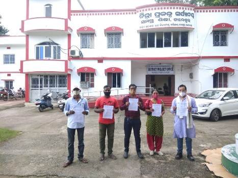 କଲେଜରୁ ଉତ୍ତୀର୍ଣ୍ଣ ପ୍ରମାଣପତ୍ର ନ ପାଇ ଜିଲାପାଳଙ୍କୁ ଛାତ୍ରଛାତ୍ରୀଙ୍କ ଫେରାଦ