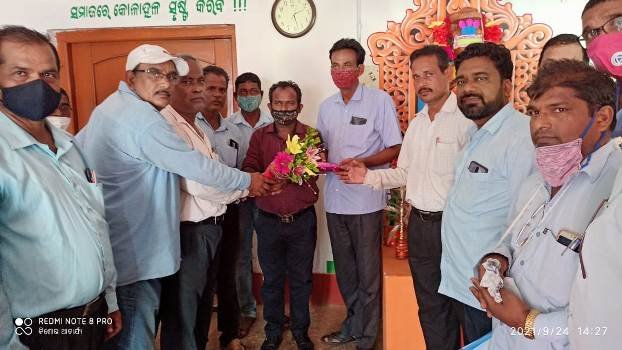 ନୁତନ ବିଇଓଙ୍କୁ ସ୍ୱାଗତ କଲେ ଶିକ୍ଷକ ଓ ଅଫିସ କର୍ମଚାରୀ