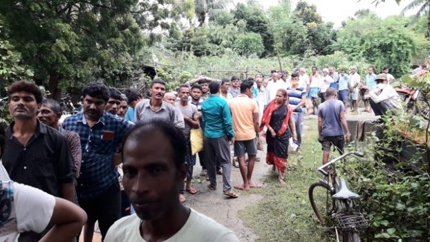 ଧାଡିରେ ଠିଆ ହୋଇ ସାର ନେଲେ ଚାଷୀ