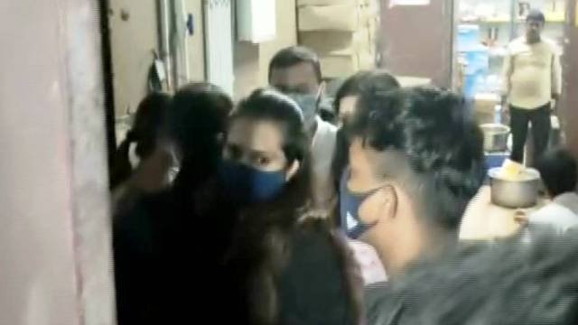 ଚଢାଉ ବେଳେ ହଟହଟା ହେଲେ ବିଏମସି ଅଧିକାରୀ :  ଲିଫ୍ଟରେ ଅଟକ ରଖିବା ଅଭିଯୋଗରେ ୫ ବାର୍ କର୍ମଚାରୀ ଗିରଫ