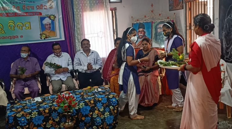 ସରସ୍ୱତୀ ଶିଶୁ ବିଦ୍ୟା ମନ୍ଦିରରେ ଗୁରୁଦିବସ ପାଳିତ