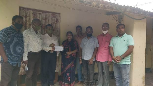 ୨ ସାମ୍ୱାଦିକଙ୍କ ପରିବାରକୁ ସାମ୍ୱାଦିକ କଲ୍ୟାଣ ପାଣ୍ଠିରୁ ସହାୟତା ପ୍ରଦାନ