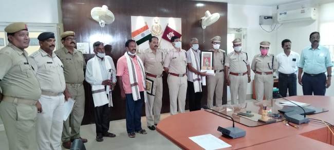 ଗଞ୍ଜାମ ଏସପି ଙ୍କ କାର୍ଯ୍ୟାଳୟ ରେ 4 ପୋଲିସ କର୍ମଚାରୀଙ୍କୁ ବିଦାୟ କାଳୀନ ସମ୍ବର୍ଦ୍ଧନା ଦେଲେ ଏସପି