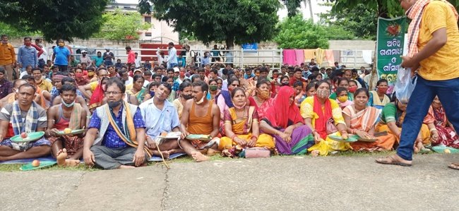 ଅଭିନବ ଉପାୟରେ ବିଧାନସଭା ଆଗରେ ଗର୍ଜିଲେ ଗାଁସାଥୀ (ମେଟ୍‌), ମାଗିଲେ ନିଜର ହକ୍‌