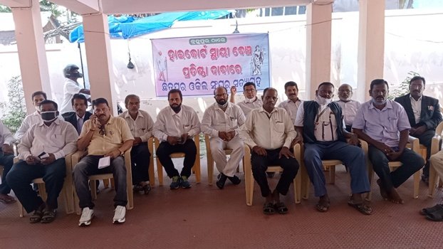 ବ୍ରହ୍ମପୁର ଠାରେ ହାଇକୋର୍ଟର ସ୍ଥାୟୀ ବେଞ୍ଚ ପ୍ରତିଷ୍ଠା ଦାବୀ ରେ ଛତ୍ରପୁର ଓକିଲ ସଂଘ ର ସତ୍ୟାଗ୍ରହ