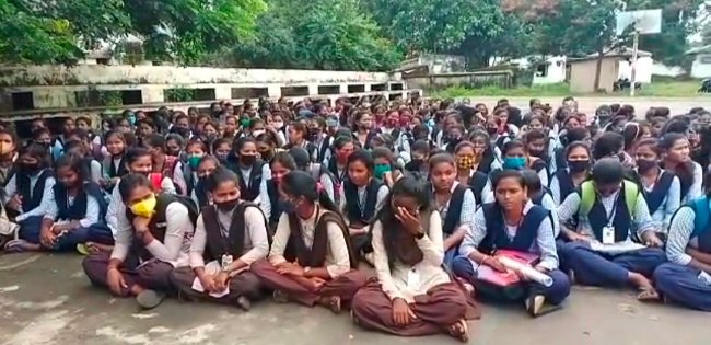 ଆଦିବାସୀ ମହାବିଦ୍ୟାଳୟରେ ସ୍ଥାୟୀ ଅଧ୍ୟକ୍ଷ ଓ ଫିଜ୍ ବୃଦ୍ଧିକୁ ନେଇ ଛାତ୍ରଛାତ୍ରୀ ଙ୍କ ମଧ୍ୟରେ ଅଶାନ୍ତ ତେଜିଲା