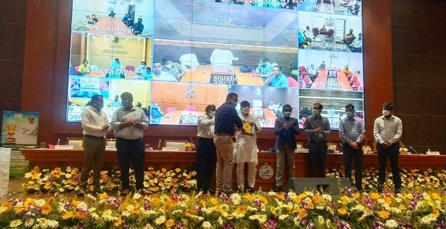 ମୁନସିପାଲ ପ୍ରିମିୟର ଲିଗ ଆୱାର୍ଡ ପାଇଲେ କେନ୍ଦ୍ରାପଡା ପୈାରନିର୍ବାହୀ ଅଧିକାରୀ ଦେବ ପ୍ରସାଦ ବଳ