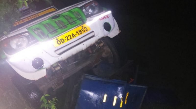 ପୋଲ ତଳକୁ ଖସି ପଡିଲା ପିକଅପ ଭ୍ୟାନ