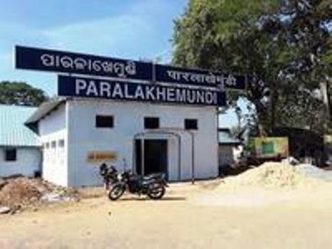 ପାରଳାଖେମୁଣ୍ଡି ରେଳଷ୍ଟେସନରେ ୟୁଟିଏସ୍ ଟିକେଟ ପାଇଁ ଦାବି