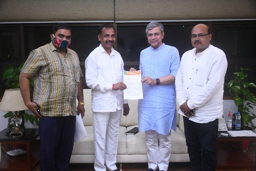 କେନ୍ଦ୍ର ରେଳ ମନ୍ତ୍ରୀଙ୍କୁ ଭେଟିଲେ ବିଭୁତି