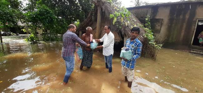 ଜଳବନ୍ଦୀ ପଡାରେ ଶୁଖିଲା ଖାଦ୍ୟ ବାଣ୍ଟିଲେ ବିଜେଡି ଯୁବ ନେତା