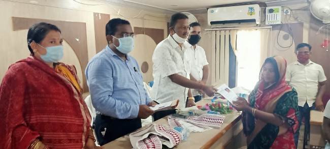 ବିଧବା ଭତ୍ତା ଓ କଳାକାରଙ୍କୁ ପରିଚୟ ପତ୍ର ବଣ୍ଟନ