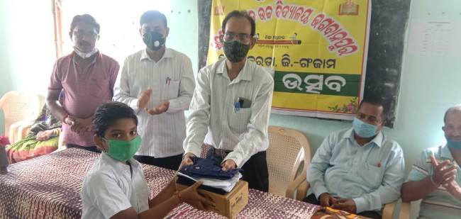 ଭାଗବାନପୁର ଉଚ୍ଚ ବିଦ୍ୟାଳୟରେ ପୋଷାକ ବଣ୍ଟନ ମେଳା