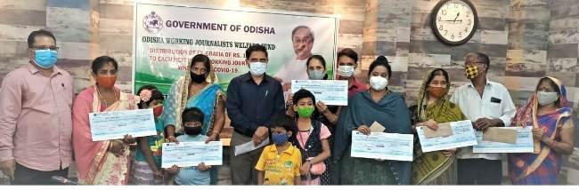 କଳିଙ୍ଗ ଜ୍ୟୋତିର ସ୍ୱର୍ଗତ ସାମ୍ବାଦିକଙ୍କ ପତ୍ନୀଙ୍କୁ ମିଳିଲା ୧୫ ଲକ୍ଷ ଟଙ୍କାର ଚେକ