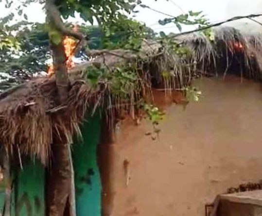 କୋଦଳା ରେଞ୍ଜରଙ୍କ ବଙ୍ଗଳା ସାମ୍ନାରେ ଯୁବକଙ୍କୁ ହତ୍ୟା, ଅଭିଯୁକ୍ତର ଘର ଜାଳିେଦେଲେ ଉତ୍ତ୍ୟକ୍ତ ଗ୍ରାମବାସୀ