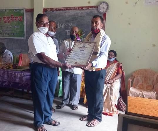 ଗୁରୁଦିବସ ଅବସରରେ ଶିକ୍ଷକ ଗୌରବ ସମ୍ମାନ ପ୍ରଦାନ