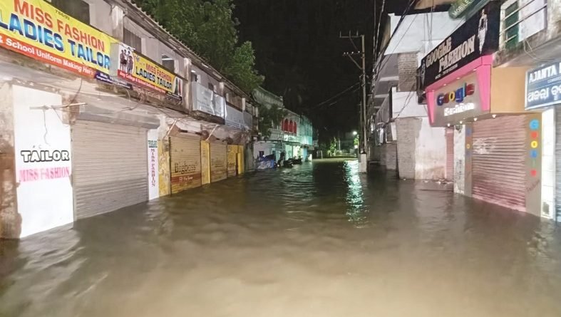 ଲଗାଣ ବର୍ଷାରେ ଭାସିଲା ଗାଁ’ଠୁ ସହର: ଟିଳଲା ମରୁଡ଼ି ଆଶଙ୍କା, ଚାଷୀକୂଳ ଆଶ୍ୱସ୍ତ