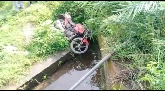 ନାଳକୁ ଖସିପଡିଲା ବାଇକ , ନାବାଳକ ମୃତ, ୨ ଜଣ ଆହତ