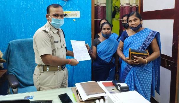 ମୁଖ୍ଯ ଚିକିତ୍ସାଳୟର ସ୍ତ୍ରୀ ଓ ପ୍ରସୂତି ବିଭାଗରେ ଆସକର୍ମୀଙ୍କୁ ଡାକ୍ତରଙ୍କ ମାଡ଼