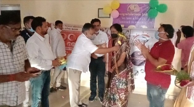 ୧୦୦କୋଟି ଟୀକାକରଣ ଅଭିଯାନରେ ସାମିଲ ହୋଇଥିବା କେନ୍ଦ୍ରାପଡାର କରୋନା ଯୋଦ୍ଧାଙ୍କୁ ସମ୍ବର୍ଦ୍ଧନା