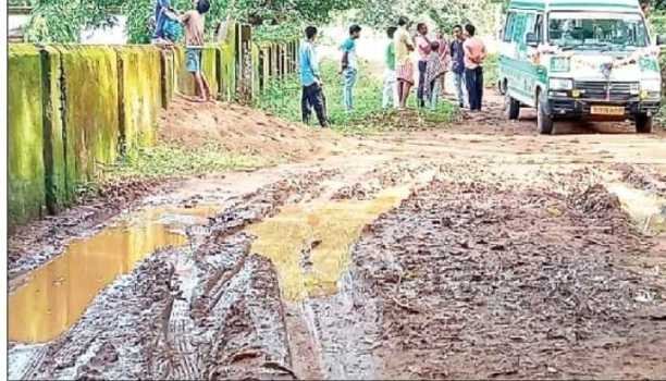 ଆମ୍ବୁଲାନ୍ସ କାଦୁଅରେ ଫସିଗଲା, ଛଟପଟ ହୋଇ ରୋଗୀର ଜୀବନ ଗଲା