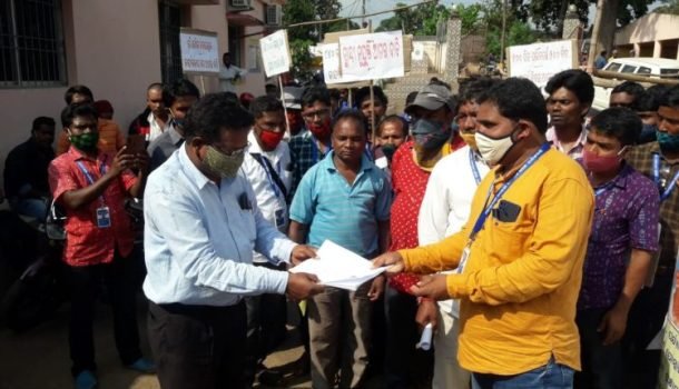 ଗାଁସାଥି ସଂଘ ପକ୍ଷରୁ ବିଡ଼ିଓ ଙ୍କୁ ୨୩ଦଫା ଦାବି ନେଇ ସ୍ମାରକ ପତ୍ର ପ୍ରଦାନ