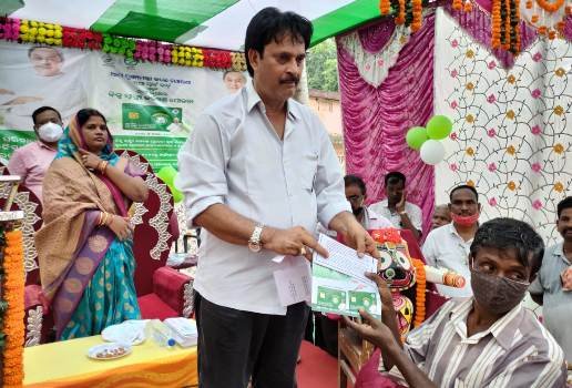 ଗଣଶିକ୍ଷା ମନ୍ତ୍ରୀଙ୍କ ଦ୍ଵାରା ବିଜୁ ସ୍ଵାସ୍ଥ୍ୟ ବୀମା କାର୍ଡ ବଣ୍ଟନ