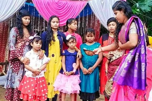 ଗାଁ ଗାଁ ରେ କୁମାରୀ ମାନେ ଆଞ୍ଜୁଳି ଟେକି ପାଳିଲେ କୁମାରୋତ୍ସବ