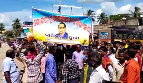 ଦଳିତ ସଂଘ ପକ୍ଷରୁ ସଫେଇ କାର୍ଯ୍ୟକ୍ରମ ନିମାପଡା, (ସନ୍ତୋଷ ଦାଶ):ପୁରୀ ଜିଲ୍ଲା ନିମାପଡା ବ୍ଲକ ଭୋଦର୍ ପଞ୍ଚାୟତ ଦଳିତ ସଂଘ ପକ୍ଷରୁ ଗାନ୍ଧୀ ଓ ଶାସ୍ତ୍ରୀ ଜୟନ୍ତୀ ଉପଲକ୍ଷେ ସଂଘ ର ଆବାହକ ଜୟନ୍ତ ସେଠୀ ଙ୍କ ନେତୃତ୍ୱରେ ଚାରିଛକ ଫାଣ୍ଡି ଓ ମେଡିକାଲ ପରିସର ସଫେଇ କାର୍ଯ୍ୟ କ୍ରମ ଅନୁଷ୍ଠିତ ହୋଇଥିଲା । ପ୍ରାୟ ଦୁଇ ଶହରୁ ଉର୍ଦ୍ଧ ଯୁବକ ହାତରେ ଝାଡୁ ଧରି ଏକ ପଟୁଆରରେ ପୁରୁଣା ଫାଣ୍ଡି ଛକ ରୁ ବାହାରି ଚାରିଛକ ସ୍ଥିତ ଗୋପବନ୍ଧୁଙ୍କ ପ୍ରତିମୂର୍ତ୍ତି ରେ ପୁଷ୍ପ ମାଲ୍ୟ ଦେଇ ମେଡ଼ିକାଲରେ ପହଞ୍ଚି ଥିଲେ । ସେଠାରେ ବିଭିନ୍ନ ସ୍ଥାନକୁ ଝାଡୁ ମାରି ଅଳିଆ ସଫା କରିବା ସହିତ ବ୍ଲିଚିଙ୍ଗ ପାଉଡର ପକାଇଥିଲେ । ପରେ ସେମାନେ ଫାଣ୍ଡି ପ୍ରବେଶ ପଥ ରାସ୍ତା ର ଦୁଇ ପାଶ୍ଵ ସଫେଇ କରିଥିଲେ ।ମେଡିକାଲ ପକ୍ଷରୁ ସେମାନଙ୍କୁ ଗ୍ଲୋବସ ଓ ମାସ୍କ ଯୋଗାଇ ଦିଆ ଯାଇଥିଲା । ଆଗାମୀ ଦିନରେ ଏହି ସଂଘ ପକ୍ଷରୁ ବିଭିନ୍ନ ଉନ୍ନୟନ ମୂଳକ କାର୍ଯ୍ୟ କରିବା ସହିତ ରକ୍ତଦାନ କାର୍ଯ୍ୟକ୍ରମ କରାଯିବ ବୋଲି ଆବାହକ ଜୟନ୍ତ ସେଠୀ କହିଛନ୍ତି ।ଏହି କାର୍ଯ୍ୟକ୍ରମରେ ଟୁଲୁ ମଲ୍ଲିକ , ନରେନ୍ଦ୍ର ମଲିକ ,ପ୍ରକାଶ ଭୋଇ, ବସନ୍ତ ବେଜ, ଭାସ୍କର ଭୋଇ, ସୁମନ୍ତ ବେଜ୍ ,ପଞ୍ଚାନନ କ।ଣ୍ଡି, ରମେଶ ଭୋଇ ,ଚନ୍ଦନ ଭୋଇ, ଦିଲ୍ଲୀପ ଭୋଇ ,କାଳନ୍ଦି ମଲ୍ଲିକ, ଯୁବ ନେତା ରାଜା ପାତ୍ର ପ୍ରମୁଖ ଅଂଶ ଗ୍ରହଣ କରିଥିଲେ ।
