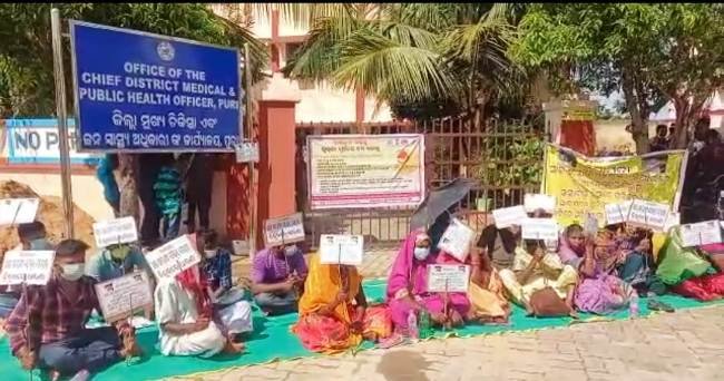 ଠକେଇ କରିଥିବା ଘରୋଇ କ୍ଲିନିକ ର ଡ଼ାକ୍ତର ଓ ପରିଚାଳକ ଙ୍କୁ ଗିରଫ ଦାବି