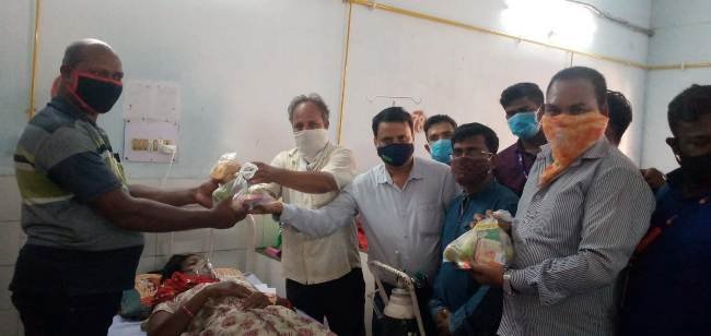 ଗୋପବନ୍ଧୁ ଜୟନ୍ତୀରେ ରୋଗୀଙ୍କୁ ଶୁଖିଲା ଖାଦ୍ୟ ଓ ଫଳ ବଣ୍ଟନ