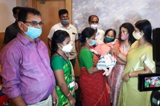 ମହିଳା ଓ ଶିଶୁ ବିକାଶ ମନ୍ତ୍ରୀଙ୍କ ଦ୍ୱାରା ପଶ୍ଚିମବଙ୍ଗର ଦମ୍ପତ୍ତିଙ୍କୁ ପୋଷ୍ୟ ସନ୍ତାନ ହସ୍ତାନ୍ତର