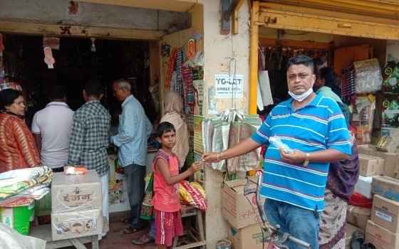 ଗଜଲକ୍ଷ୍ମୀ ପୂଜା ଅବସରରେ ସମାଜସେବୀଙ୍କ ମିଷ୍ଟାନ୍ନ ବଣ୍ଟନ