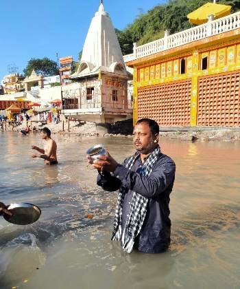 କରୋନା ମୃତକଙ୍କ ଆତ୍ମାର ସଦ୍‌ଗତି ନିମନ୍ତେ ହରିଦ୍ୱାରରେ ପ୍ରତାପ ସାହୁଙ୍କ ଦ୍ୱାରା ପିଣ୍ଡଦାନ