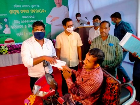 କୋଣାର୍କ ଏନଏସି ପକ୍ଷରୁ ୧୩ଜଣ ହିତାଧିକାରୀଙ୍କୁ ବିଜୁ ସ୍ବାସ୍ଥ୍ୟ ସ୍ମାର୍ଟକାର୍ଡ ବଣ୍ଟନ