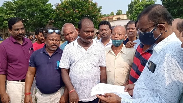 ଶ୍ମଶାନର ପାରିପାର୍ଶ୍ଵିକ ଉନ୍ନତି ସକାଶେ ବିଧାୟକଙ୍କୁ ଦାବି ପତ୍ର ପ୍ରଦାନ