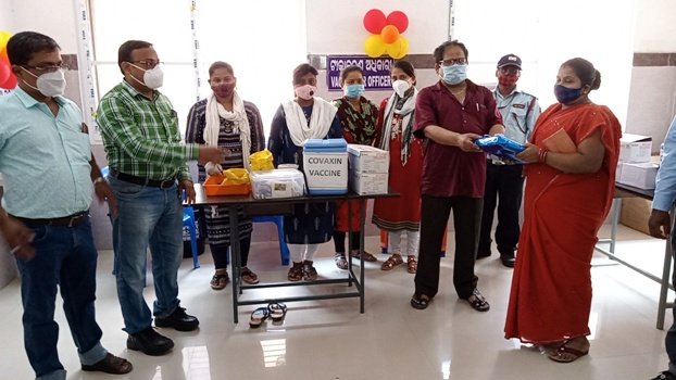 ୧୦୦ କୋଟି ଟିକାକରଣ ଅବସରରେ ୧୦୦ ତମ ଟିକାଧାରୀଙ୍କୁ ସମ୍ବର୍ଦ୍ଧନା