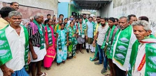 ଡ.ତିରୁପତି ପାଣିଗ୍ରାହୀଙ୍କ ନେତୃତ୍ୱରେ ୩ଶହରୁ ଉର୍ଦ୍ଧ ଭାଜପା କର୍ମୀ ବିଜେଡିରେ ଯୋଗଦେଲେ