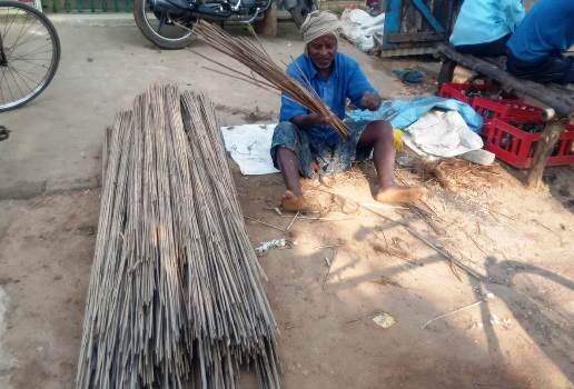 ବଜାରରେ କାଁଭାଁ ମିଳୁଛି କାଉଁରିଆ କାଠି