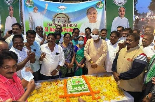 ମୁଖ୍ୟ ମନ୍ତ୍ରୀଙ୍କ ୭୫ତମ ଜନ୍ମ ଦିବସ ଅବସରରେ ପାରଳାରେ କେକ୍ କଟାଗଲା