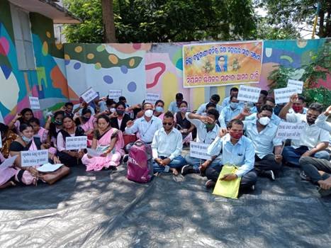 ନିୟମିତ କରିବା ଦାବି ନେଇ ଜିଲ୍ଲା ବହୁମୁଖୀ କନିଷ୍ଟ ଶିକ୍ଷା ସହାୟକ ସଂଘ ପକ୍ଷରୁ ମୁଖ୍ୟମନ୍ତ୍ରୀଙ୍କ ଉଦ୍ଦେଶ୍ୟରେ ଦାବି ପତ୍ର ପ୍ରଦାନ