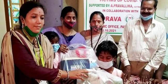 ବଦାନ୍ୟ ଯୁବତୀଙ୍କ ଦ୍ୱାରା କୋଭିଡରେ ଅନାଥ ଶିଶୁମାନଙ୍କୁ ରିଲିଫ ସାମଗ୍ରୀ ବଣ୍ଟନ