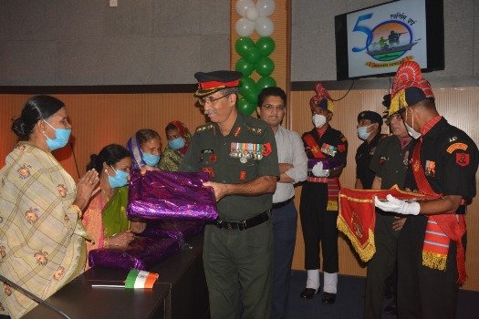 ଭାରତର ସ୍ବର୍ଣ୍ଣିମ ବିଜୟ ବର୍ଷ ପାଳନ ଅବସରରେ ଗଞ୍ଜାମ ଜିଲ୍ଲା ସ୍ତରୀୟ ସ୍ବର୍ଣ୍ଣିମ ମସାଲକୁ ଭବ୍ୟ ସମ୍ବର୍ଦ୍ଧନା